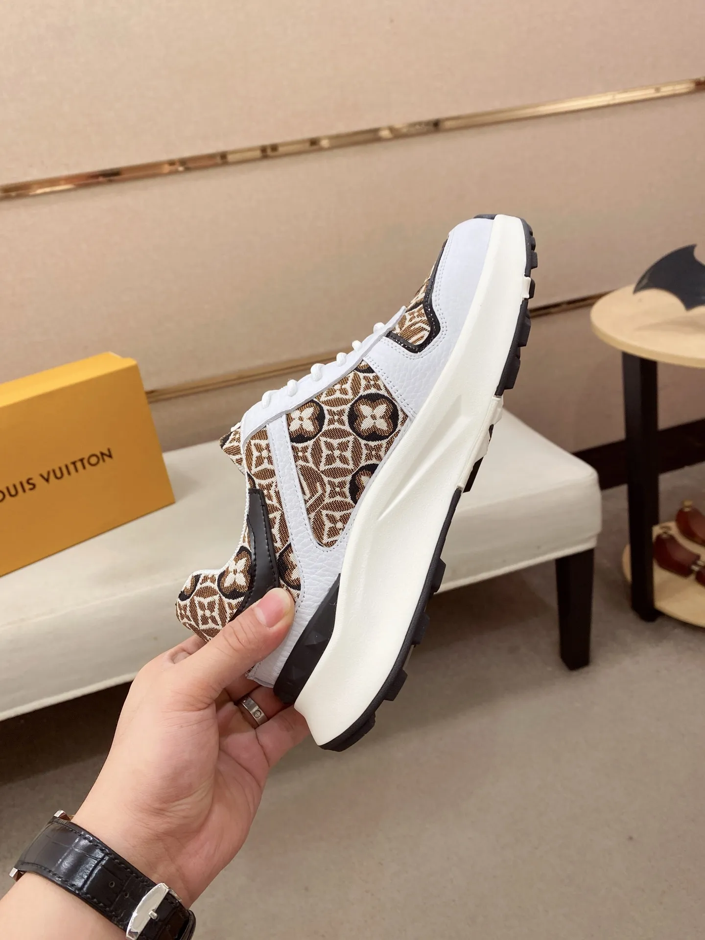 Men's shoes💰 462💰louis vuitton (Louis Vuitton/lv)🔍🔍The new counters are on sale at the same time. The uppers are imported from Italy. ️Re-engraved🇮🇹💪💪, ⚠Sole: The original sole is specially provided by the original factory, the exclusive movable molded sole is super comfortable, ⚠Original factory follow-up goods, 🔍🔍high quality, you can go in and out of the counter at will, welcome to compare⚠. Code number: 38-44 (45/46 customized, non-refundable)